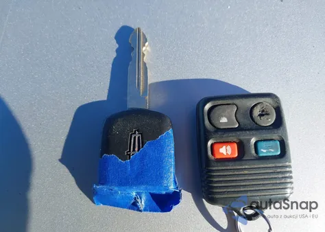 2004 Lincoln Town Car Signature z USA, uszkodzony, nr VIN 1LNHM81WX4Y681974